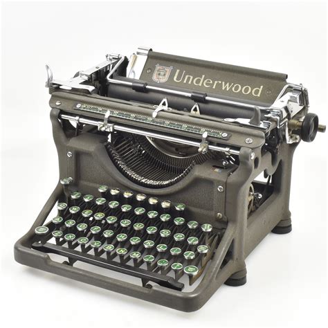 underwood typewriter model   carriage  uk postage   vintage typewriters