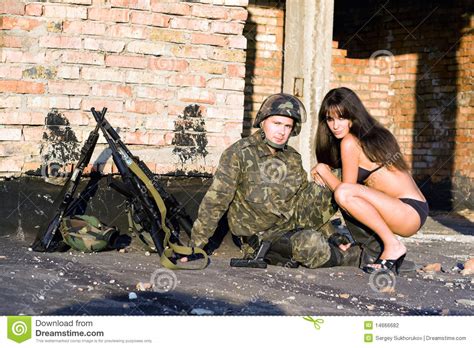 militair met sexy vrouw stock foto afbeelding bestaande uit mens 14666682