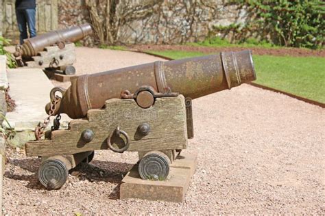 vieux canon en parc de tchernigov photo stock image du rouille