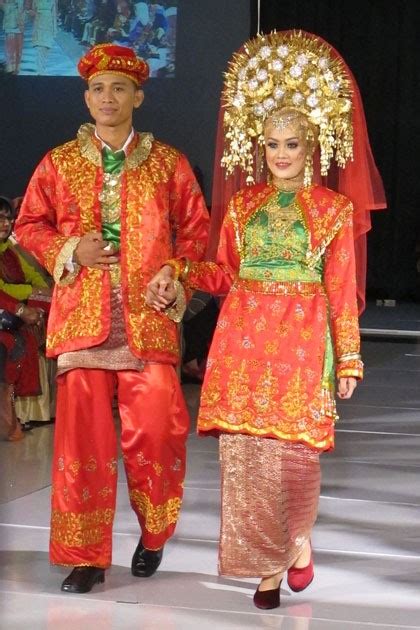 foto warna warni 16 busana pengantin dari sumatera barat bag 1