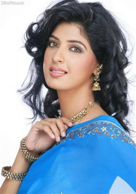 celebs exposure aishwerya sukheja looking sexy in blue saree