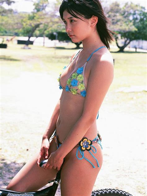 mami yamasaki bikini model in a variety of glamour pictures