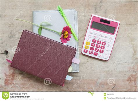 notitieboekje maandelijkse ontwerper en calculator voor financieel bij bureau stock afbeelding