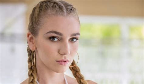 kendra sunderland to perform exclusive show on camsoda tonight avn
