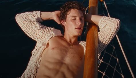 em clipe de summer  love shawn mendes se diverte ao lado de amigos