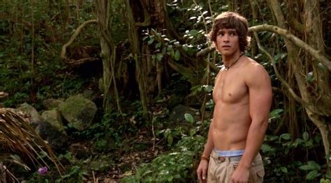 Brenton Thwaites In Blue Lagoon The Awakening Male Celeb