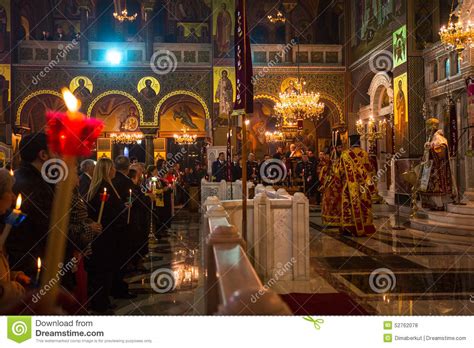 de mensen tijdens viering van de orthodoxe heilige zaterdag van pasen zijn vaak de enige keer