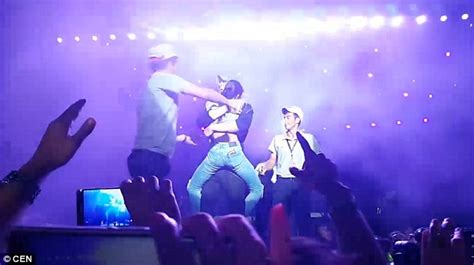 video shows female fan jump on enrique iglesias during concert daily mail online
