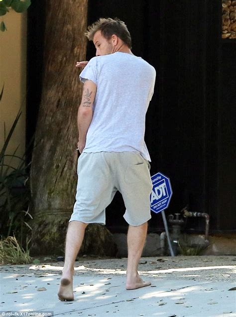 stephen dorff waves goodbye to a pretty brunette after weekend get together daily mail online
