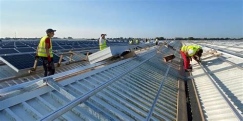 de installatie van zonnepanelen en de bouw van zonneprojecten