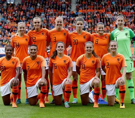 oranje leeuwinnen nederlands elftal vrouwen knvb presenteert nieuw oranje shirt voor mannen en