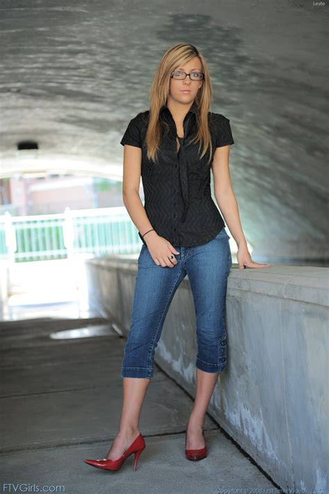 leslie in tight jeans and heels in a tunnel