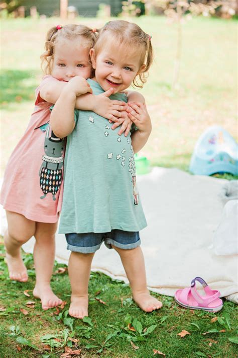 le due bambine che giocano contro l erba verde foto gratis