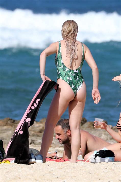 jorgie porter in a green patterned swimsuit enjoying with friend at the beach in hawai 061117 2