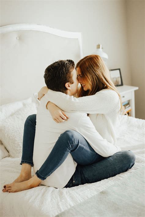 Free Photo Woman And Man Kissing And Hugging On Bed In Dark Room – Artofit