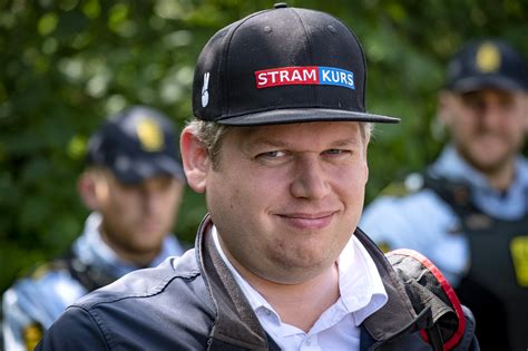 In yet another provocative act on friday (jan 27), swedish politician rasmus paludan burned a copy of the quran in front of a mosque . Danska hovrÃ¤tten slÃ¥r fast rasismdom mot Stram Kurs partiledare Rasmus