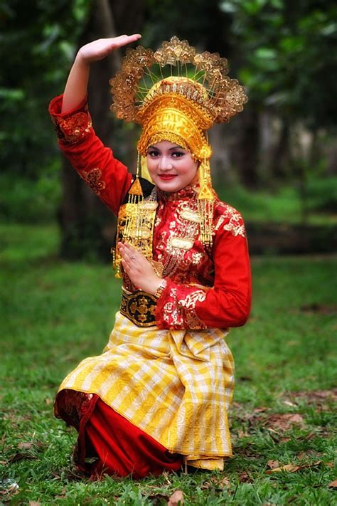 beautiful indonesian girl in the beauty traditional dress