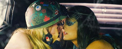 avril lavigne lesbian kiss s find and share on giphy