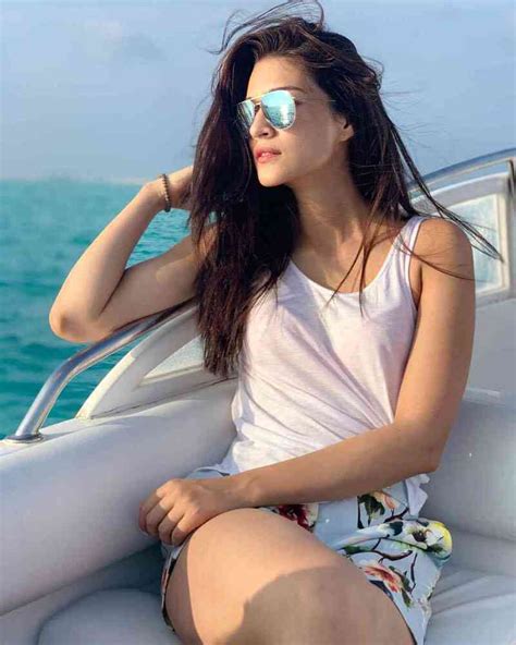 9 Hot And Sexy Unseen Kriti Sanon Pictures Iwmbuzz