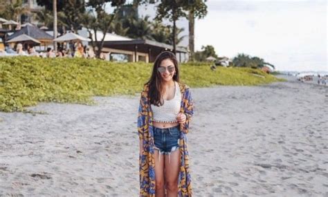 Inspirasi Outfit Tampil Simple Ke Pantai Bareng Doi