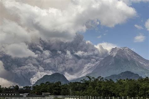 Indonesias Merapi Volcano Spews Hot Clouds In New Eruption