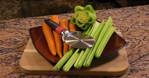 dit briljante trucje om groenten te kunnen snijden moet je zien je zult verbaasd zijn hoe snel