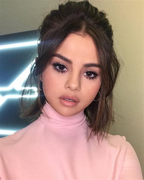 Amas 2017 Selena Gomez Debuts Blonde Hair Teen Vogue