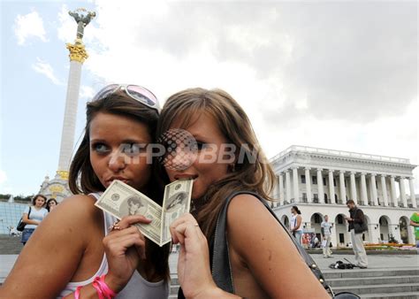 「買春ツアー反対」、売春婦の服装で政府に抗議 写真8枚 国際ニュース：afpbb News