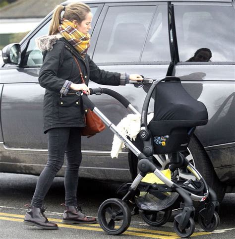 kim murray looks incredible as she steps out with daughter sophia for first time celebrity