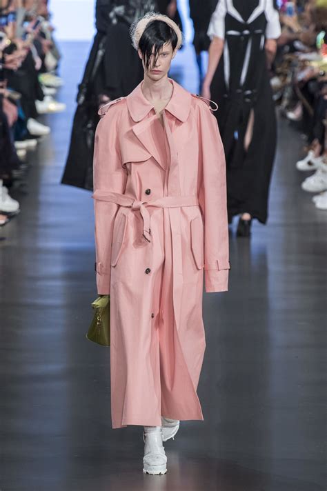fruehlings trend der trenchcoat kommt jetzt  neuen farben fashion womens runway fashion