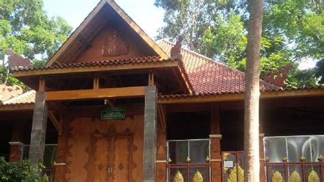 tempat wisata religi dayeuh luhur  mitosnya  terdapat