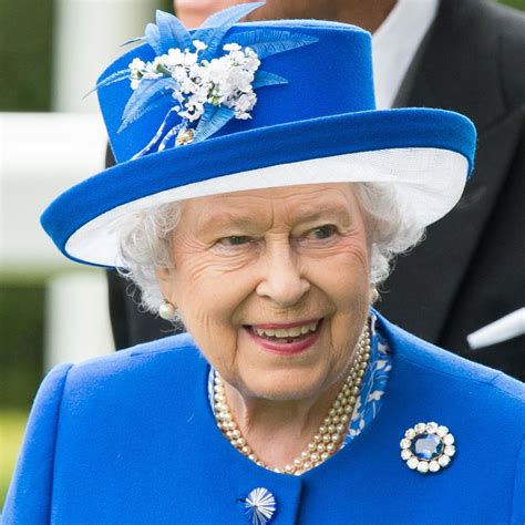 brooches queen elizabeth  wear   royal