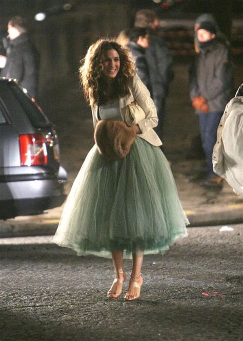 sex and the city 10 of carrie bradshaw s best outfits