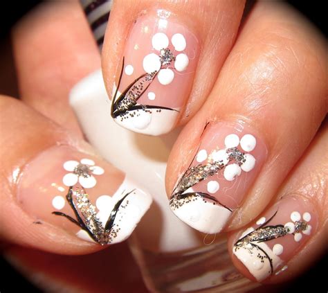 anny simplichic black  white floral nail design