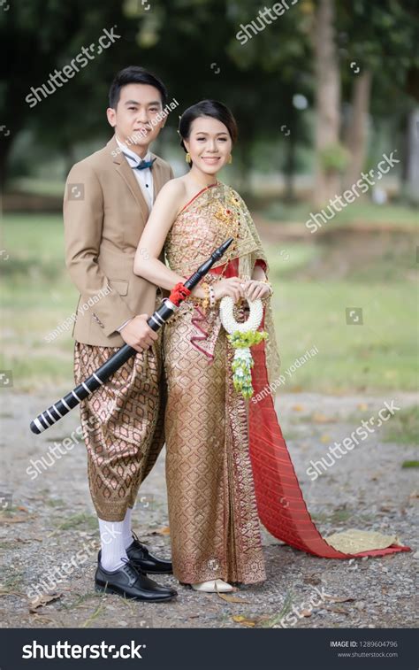 Couple Wear Traditional Thai Wedding Dress 스톡 사진 1289604796 Shutterstock