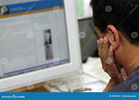mens die het computerscherm bekijkt stock foto image  onderzoek mens