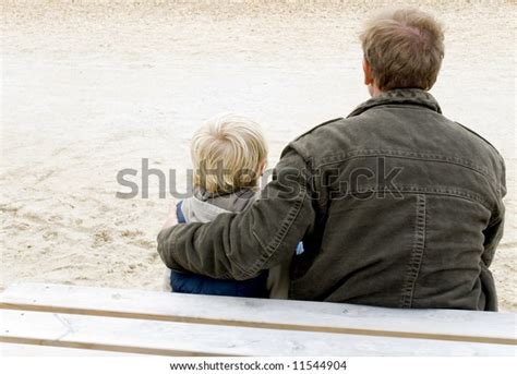 père et fils assis ensemble photo de stock modifiable 11544904