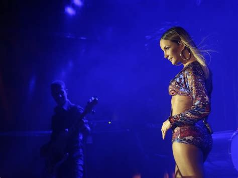 Ego Uau Claudia Leitte Tira Onda E Mostra O Corpão Em