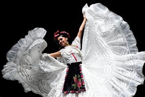 Ballet Folklorico De Amalia Hernandez Tour 2020 Usa Tour Look