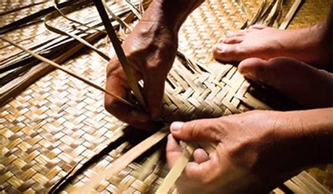 produk kerajinan  dibuat  teknik menenun