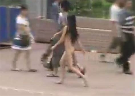 ちょっとエロいな…中国・広州に現れた”全裸で歩く女” ポッカキット