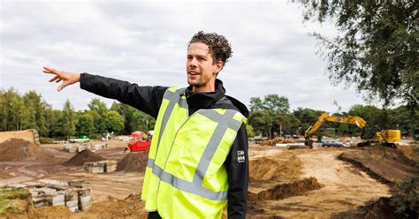 zo bouw je een nieuw verblijf op beekse bergen alleen hoog hek  loopt de neushoorn er dwars