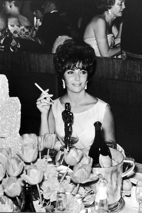 Vintage Photos Of Oscars And Golden Globes Fashion Audrey Hepburn