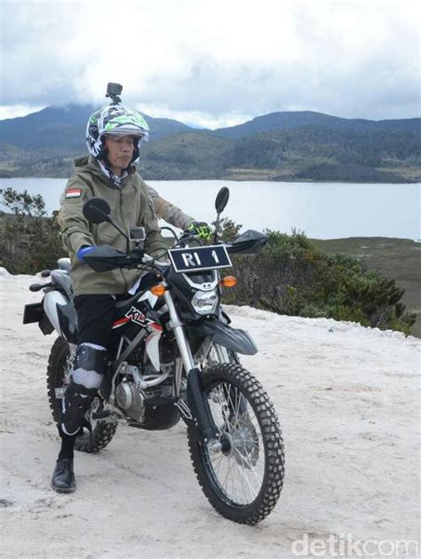 viral jaket jokowi saat naik motor trail di papua