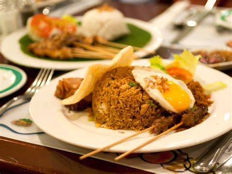 nasi goreng  mengenal lebih dekat tentang makanan khas indonesia