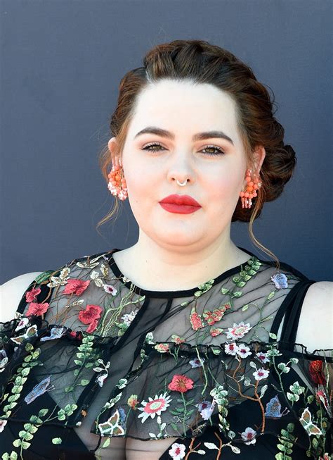 tess holliday posts unflattering and unretouched photo for an important reason allure