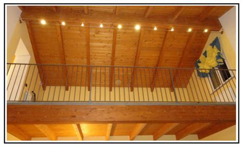 Lampadario ragno con corde a sospensione in rame con fili regolabili h max 200cm. Una illuminazione interna a faretti su binari in acciaio