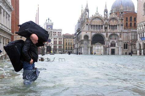 hevige regenval  italie venetie staat onder water evacuaties  toscane de standaard
