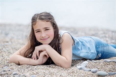 Gelukkig Meisje Die Op Het Strand Liggen Stock Foto Image Of Buiten