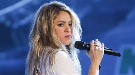 shakira speaks up against paparazzi who s been harassing
